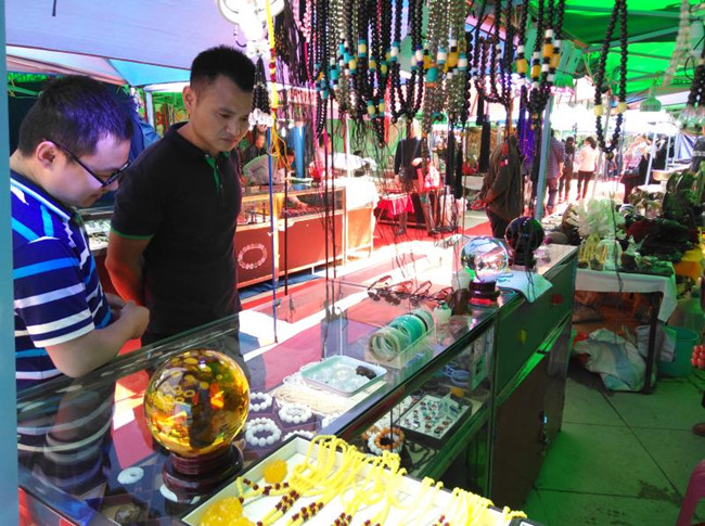 武漢歐亞達?卓刀泉古玩城奇石珠寶展深受追捧