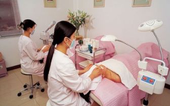 28歲女子美容院消費欠下24萬 母親：她有精神障礙