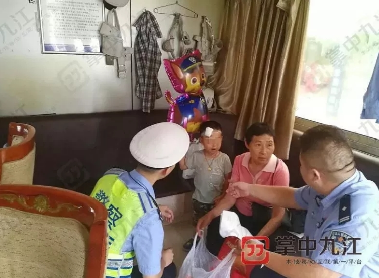 男童被棄路邊 手里攥著父母離婚協議