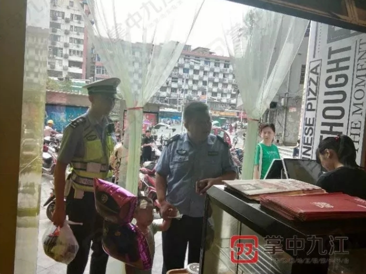 男童被棄路邊 手里攥著父母離婚協議