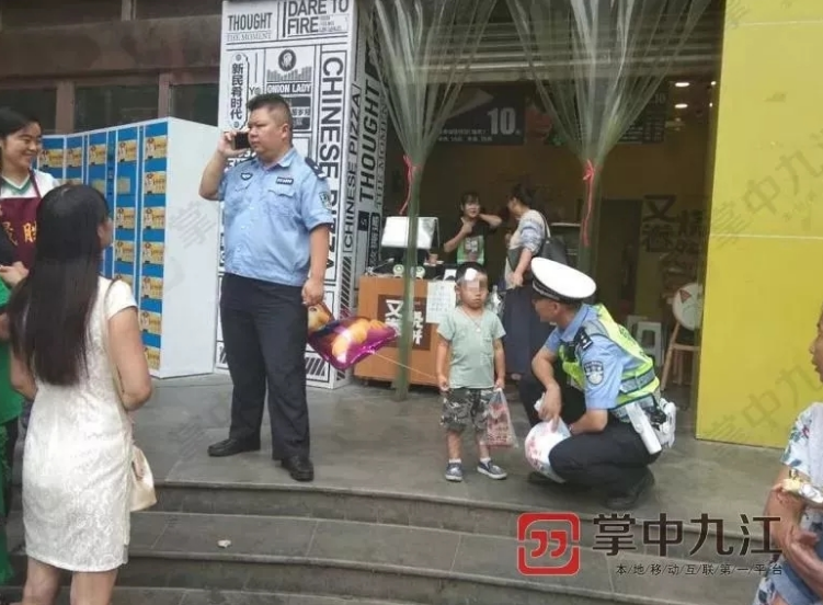 男童被棄路邊 手里攥著父母離婚協議