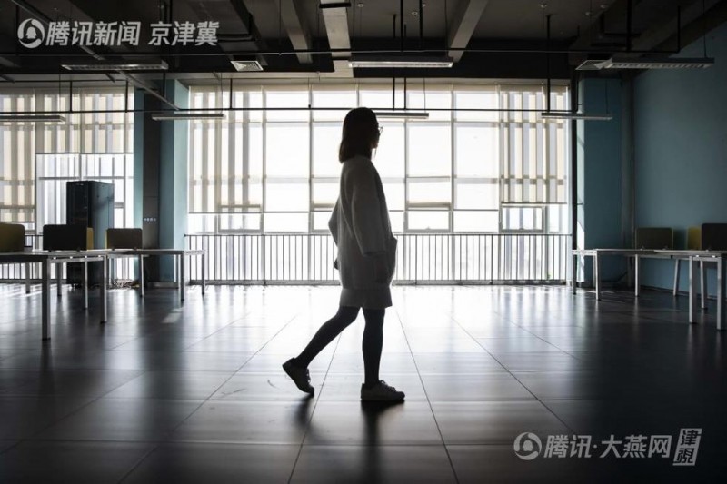 美女深夜用聲音幫數萬人入睡 一年僅賺五千