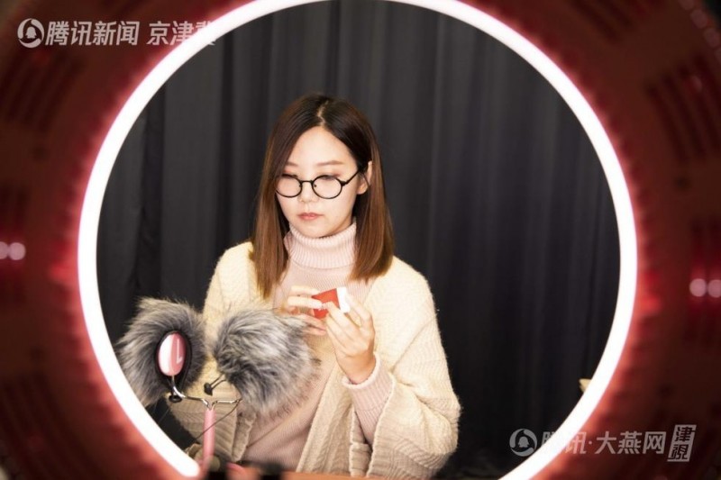 美女深夜用聲音幫數萬人入睡 一年僅賺五千