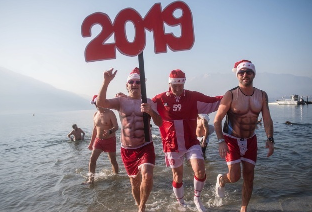 看著都哆嗦！世界各地民眾“跳水”迎新年
