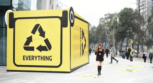 成都街頭現巨型垃圾桶 可隨意扔掉“負能量”