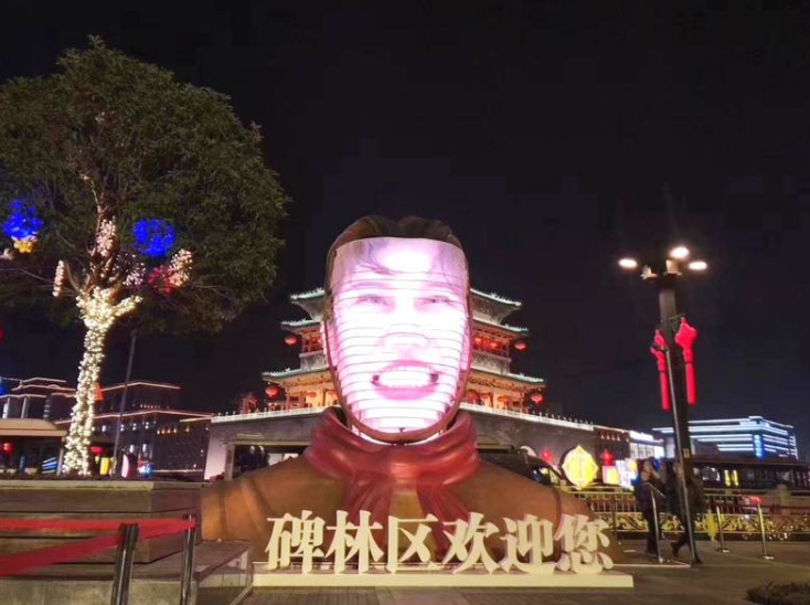 可隨意變臉的巨型秦俑現身西安 網友：挺嚇人的