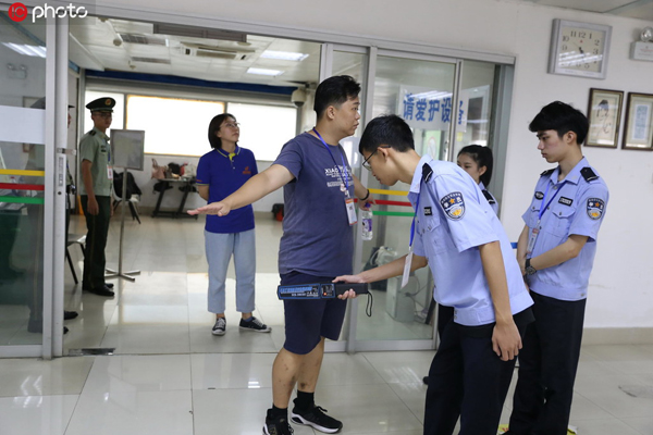 探秘海南高考評卷場工作人員拆封試卷 武警24小時值守