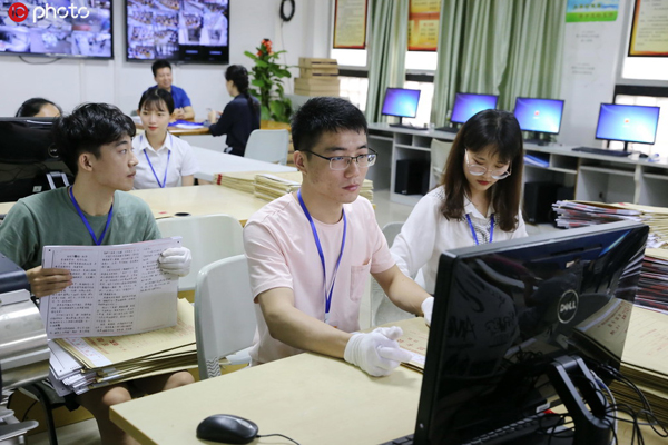 探秘海南高考評卷場工作人員拆封試卷 武警24小時值守