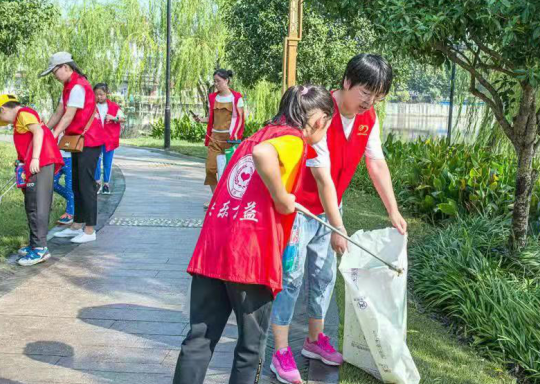 向祖國獻禮，余姚市快樂公益志愿者在臺風后清理垃圾
