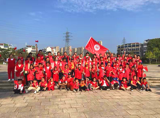 向祖國獻禮，余姚市快樂公益志愿者在臺風后清理垃圾