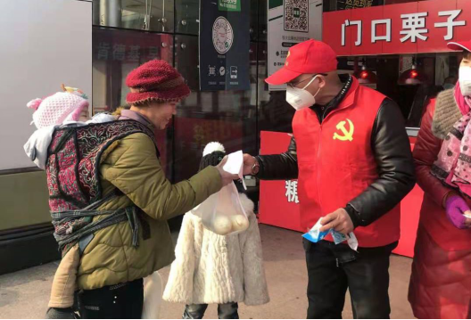 浙江余姚最美“逆行志愿者”上街免費為民發口罩