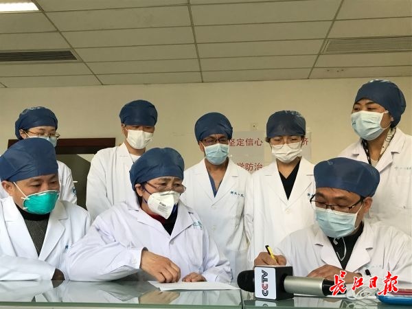 李蘭娟院士（第一排中間）與武漢大學人民醫院醫生交流新的治療方案。&nbsp; 記者黃琪 攝