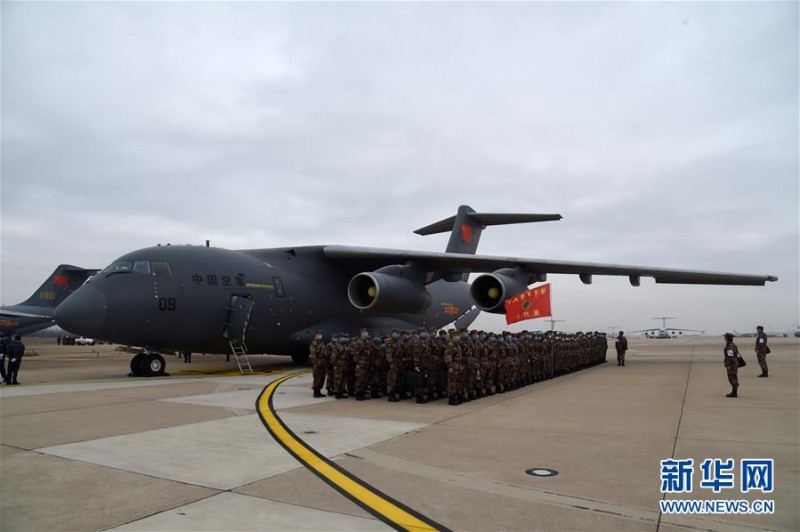 空軍出動3型11架運輸機多地同步向武漢空運醫療隊員