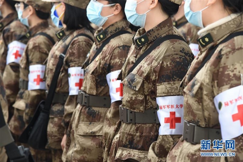 空軍出動3型11架運輸機多地同步向武漢空運醫療隊員