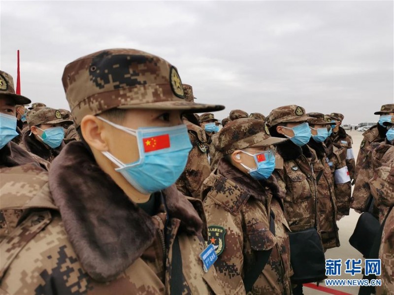 空軍出動3型11架運輸機多地同步向武漢空運醫療隊員