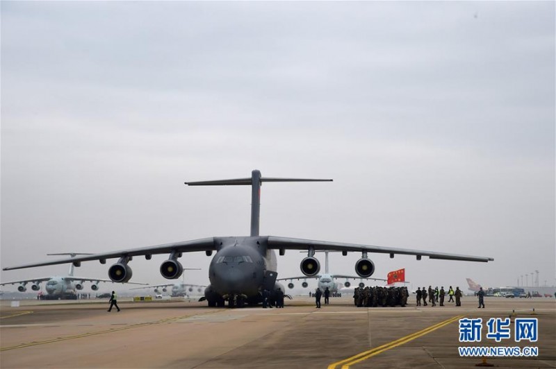 空軍出動3型11架運輸機多地同步向武漢空運醫療隊員