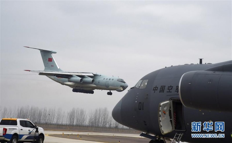 空軍出動3型11架運輸機多地同步向武漢空運醫療隊員
