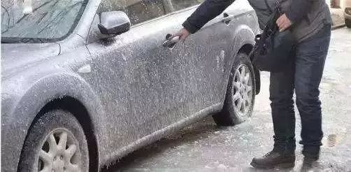 冬季車玻璃結(jié)冰怎么辦？據(jù)說只有10%的人做對了……