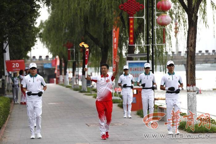 十四運會和殘特奧會火炬在咸陽傳遞 68名火炬手接力傳遞