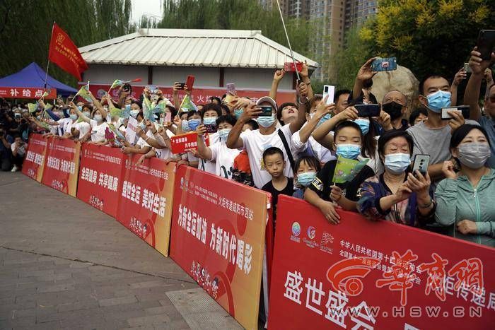 十四運會和殘特奧會火炬在咸陽傳遞 68名火炬手接力傳遞