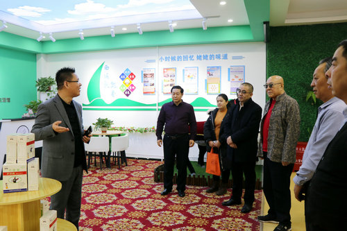 “劉大剛 張業軍”一行走進尕姥姥驢奶生活館參觀交流