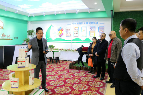 “劉大剛 張業軍”一行走進尕姥姥驢奶生活館參觀交流