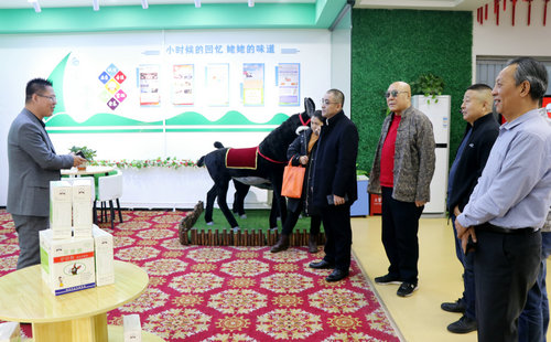 “劉大剛 張業軍”一行走進尕姥姥驢奶生活館參觀交流