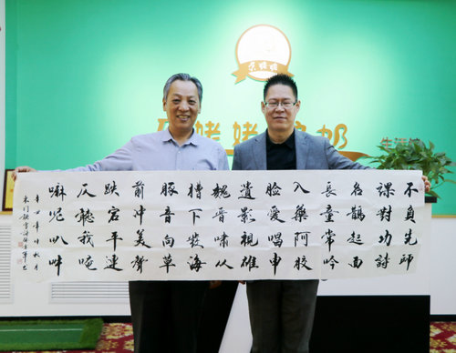 “劉大剛 張業軍”一行走進尕姥姥驢奶生活館參觀交流