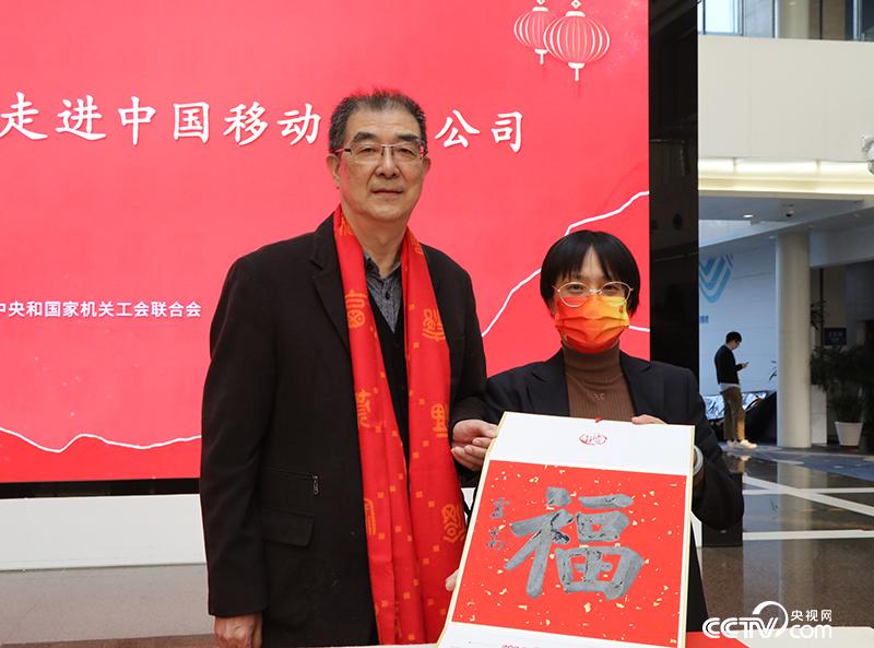 盧中南向職工代表送“?！? />
</p>
<p style=