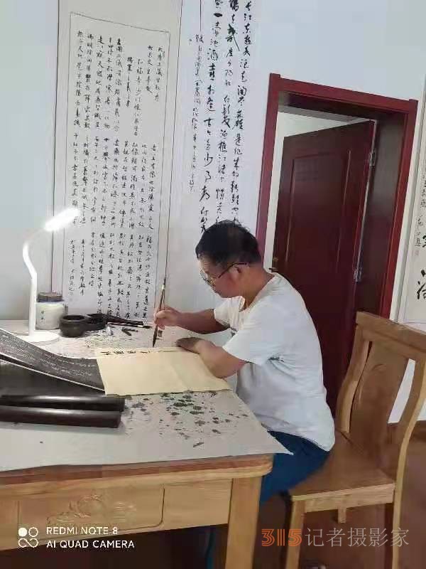 退休老黨員書寫書法作品，為抗疫吶喊助威