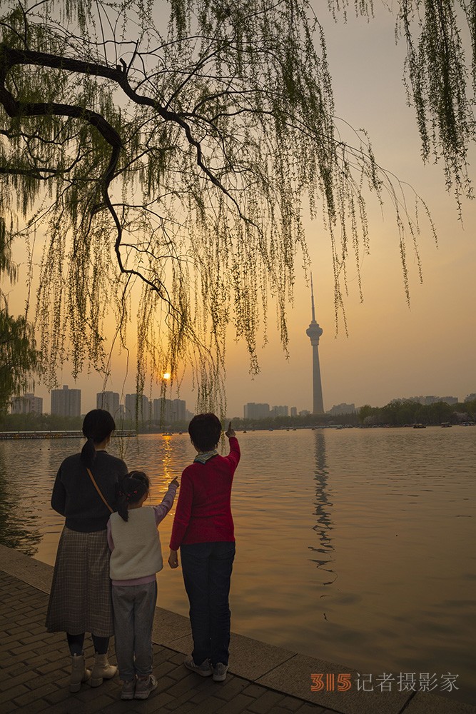 張建華攝影——花開(kāi)玉淵潭 游人如織來(lái)