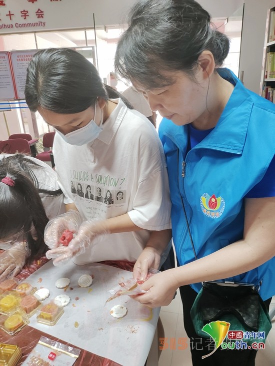 江西省宜豐縣“童心港灣”開展月餅DIY中秋主題活動(dòng)