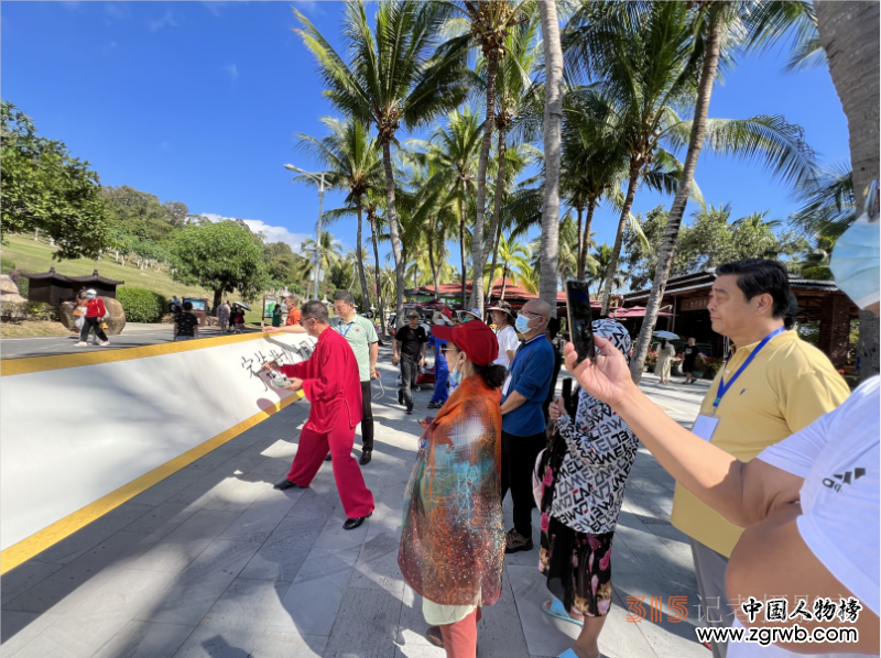 “翰墨飄香 濃淡水墨”—“文化進萬家藝術代表團走進三亞開展迎春送福系列活動