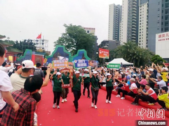 近百項非遺亮相東莞“茶園游會”。圖為大巡游中133位港澳同胞組成方陣。&emsp;李純 攝