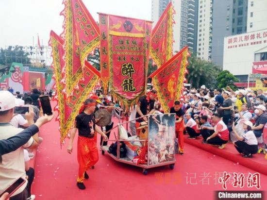 近百項非遺亮相東莞“茶園游會”。圖為國家級非遺項目中山醉龍。&emsp;李純 攝