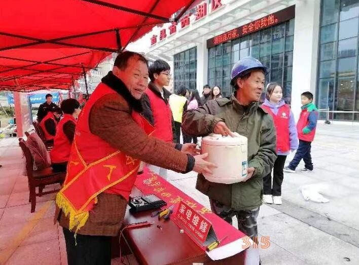 身邊學雷鋒，黨員當先鋒