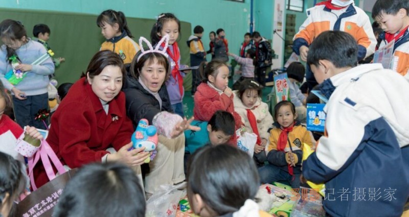 開展愛心義賣，踐行雷鋒精神