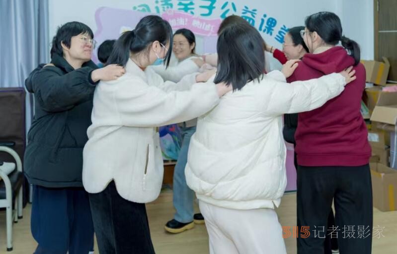 映山紅爛漫時，全職媽媽展新姿