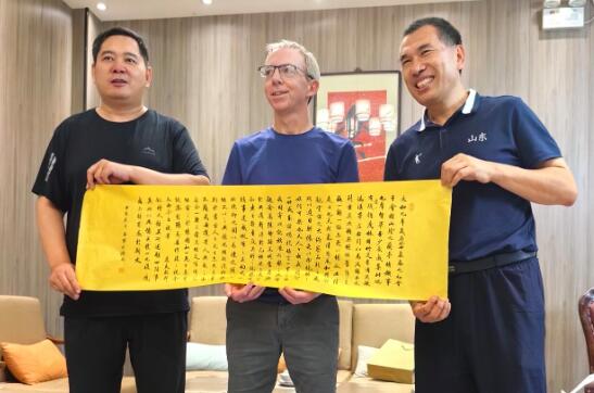 英國兩院院士理查德·朱莉安諾蒂先生赴濟南調研泉水文化，共謀文化傳承與創新