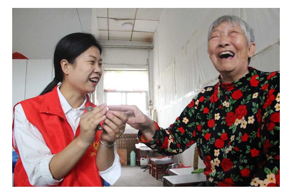 與敬老院老人一起過(guò)重陽(yáng)