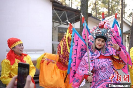 外國游客涌入中國“寶藏小城”體驗春節