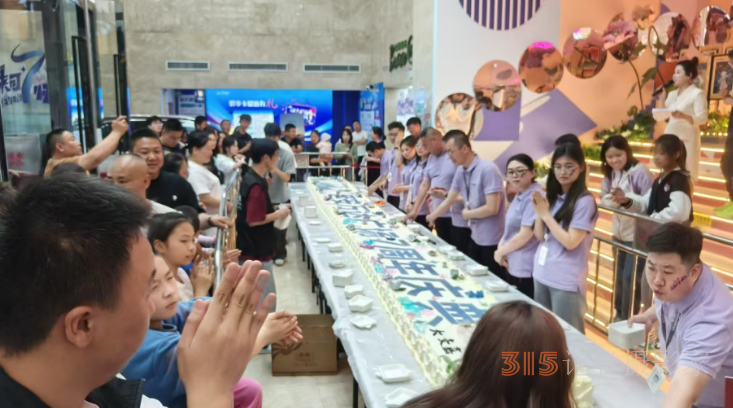 延安寶塔萬達廣場七米巨型蛋糕共慶七周年