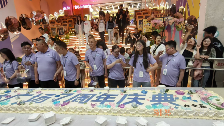 延安寶塔萬達廣場七米巨型蛋糕共慶七周年