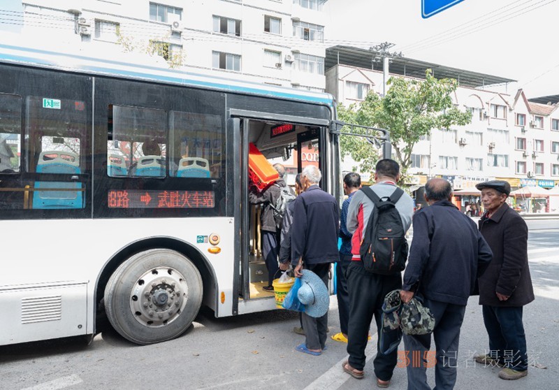 2025年4月17日，合川區(qū)三廟鎮(zhèn)，乘客們正在排隊(duì)搭乘川渝8路省際公交。記者羅斌 攝/視覺(jué)重慶
