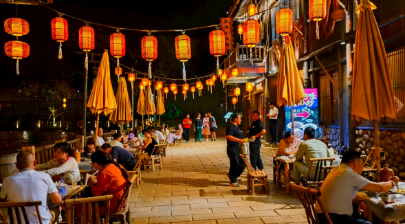 武漢江夏里：燈火璀璨繪就夢幻畫卷