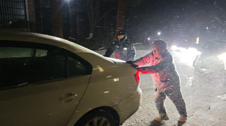 風(fēng)雪夜，退伍軍人化身“推車(chē)俠”