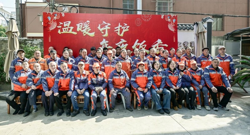 快門(mén)聲暖異鄉(xiāng)客 飯香宴敬環(huán)衛(wèi)人——余姚愛(ài)心年夜飯繪就城市文明新圖景