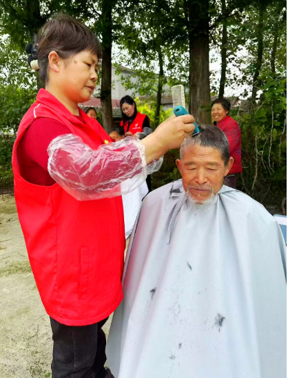 免費理發暖人心 留守老人展笑顏