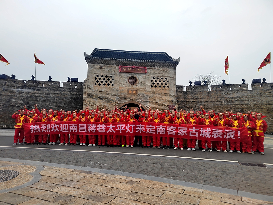 一夜魚龍舞 兩地共祥樂——南昌縣 “非遺” 蔣巷太平燈閃耀定