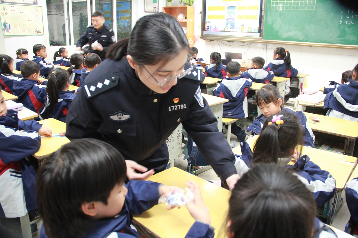 黃巖公安走進校園，為孩子們帶來生動形象的安全教育課